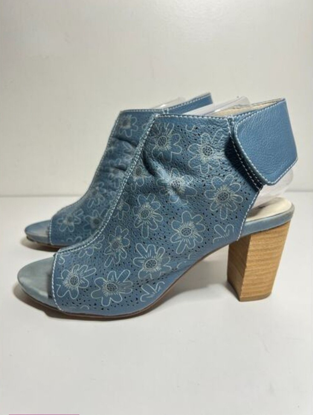 L'Artiste Spring Step Fab Blue Laser Cut Floral 3" Heel Peep Toe Sandal Shoe 9